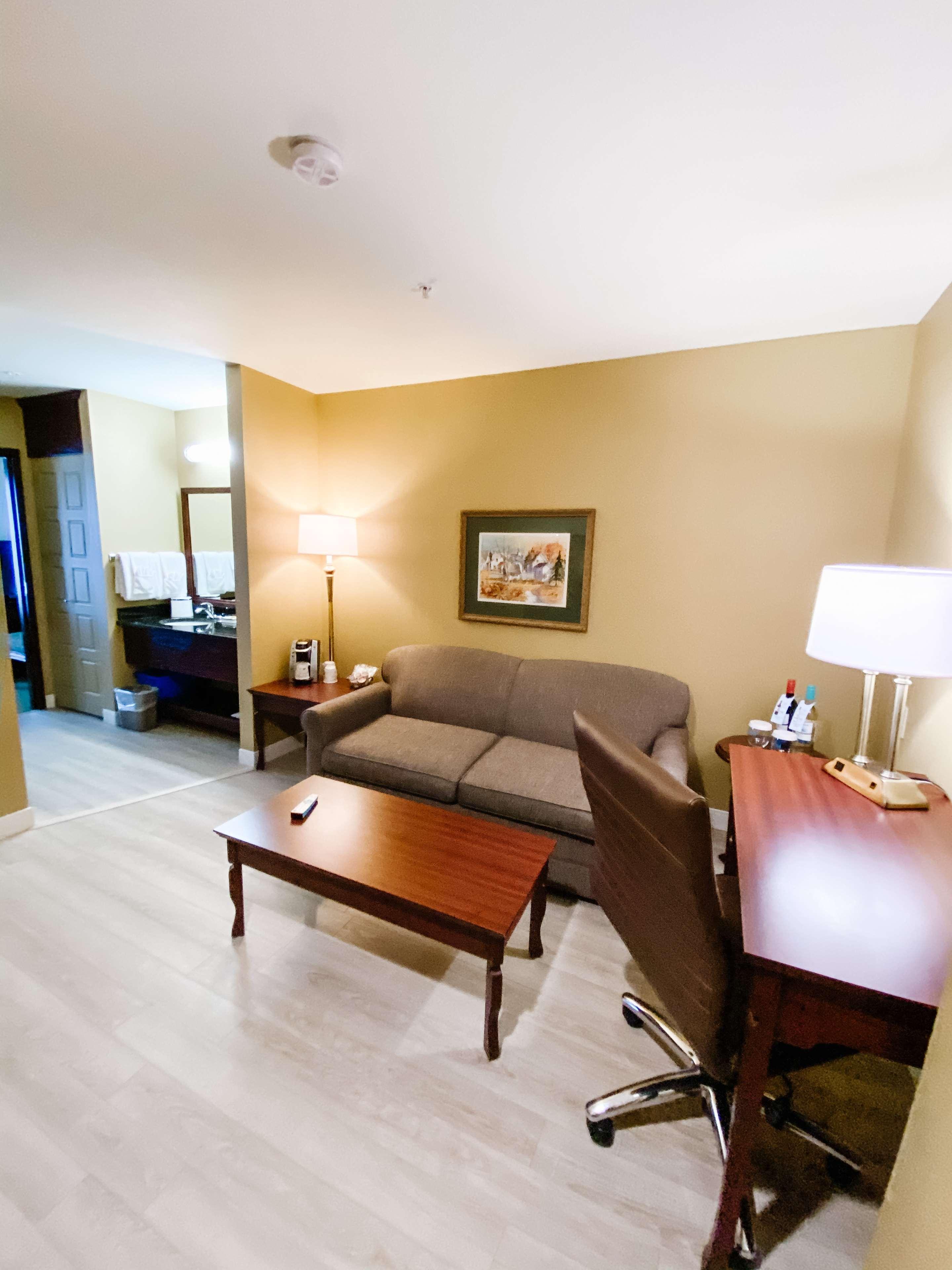 Best Western Plus Grand-Sault Hotel & Suites エクステリア 写真